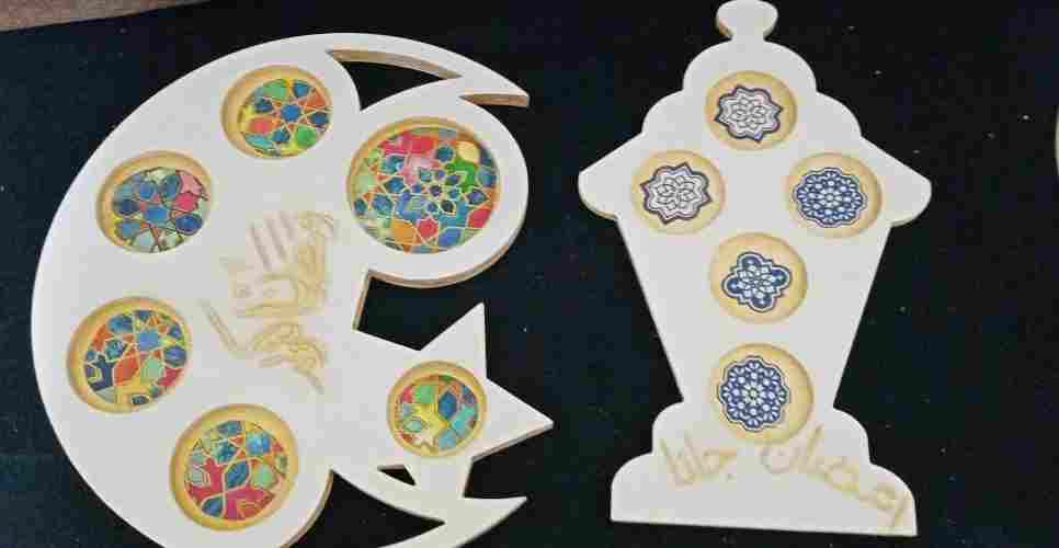 A tray in the shape of a crescent of Ramadan, 6 cups and a Ramadan lantern