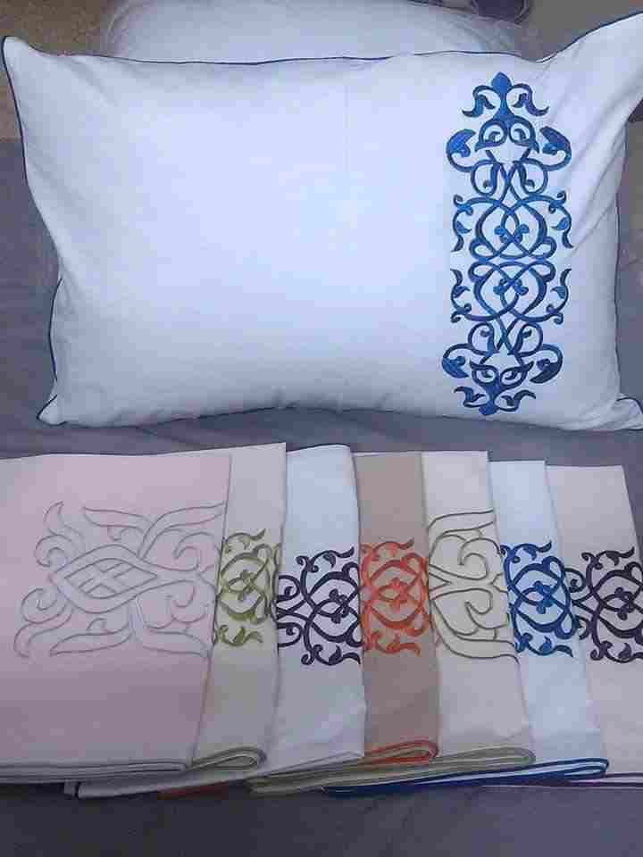 Bed sheet set with 4 pillows