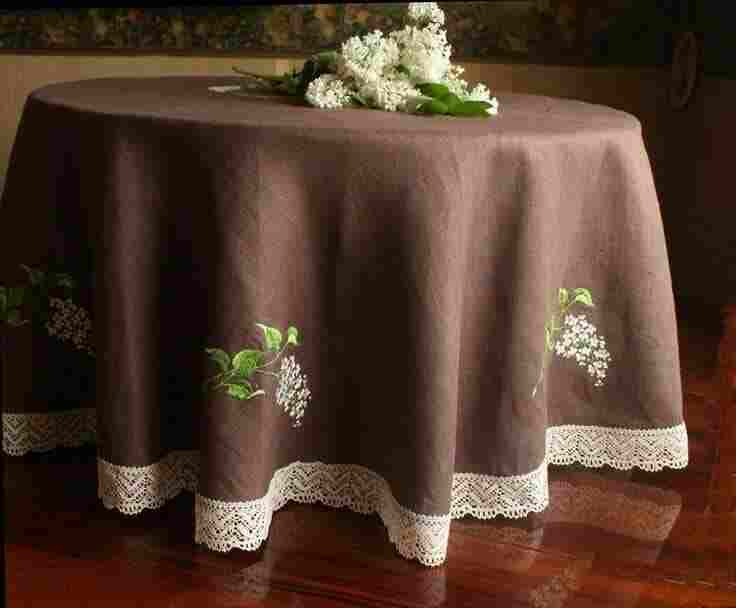 The linen dining table cloth is round and has 8 towels