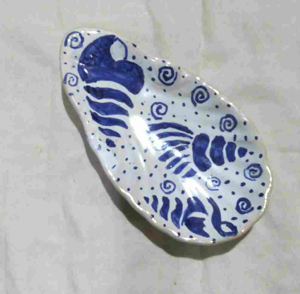 Decorative dish made of porcelain