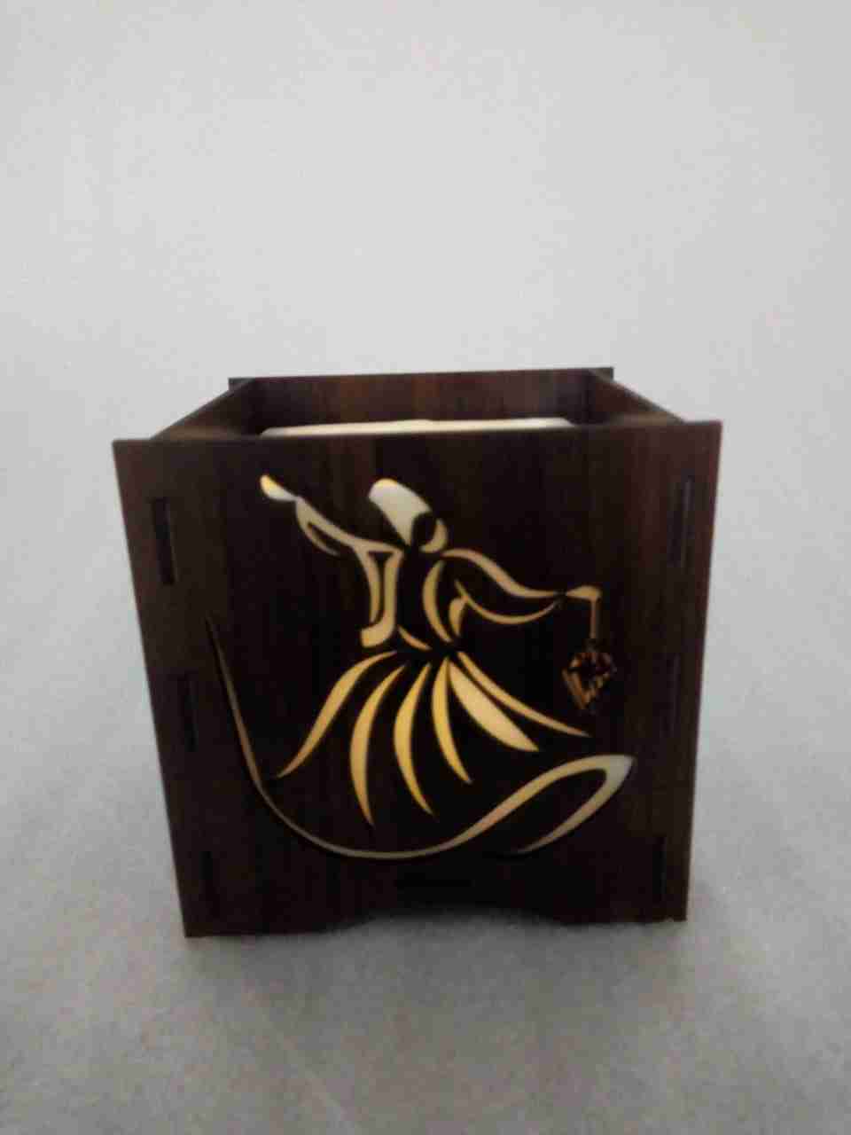 Cera al vacío permanente dentro de una pequeña vela con los aromas del Ramadán Dentro de una caja de madera con formas de Ramadán grabadas