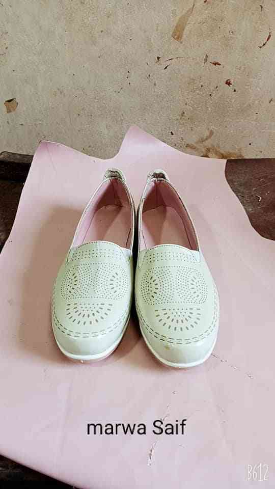 Zapatos de mujer, piel natural, grabado láser, suela de palo muy cómoda