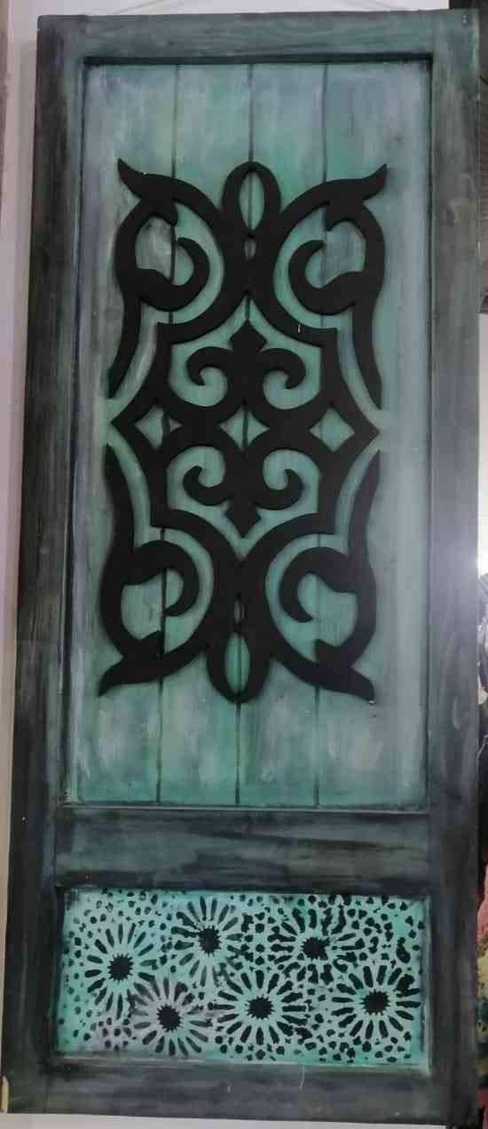 Puerta de madera hecha a mano decoración pintada a mano.