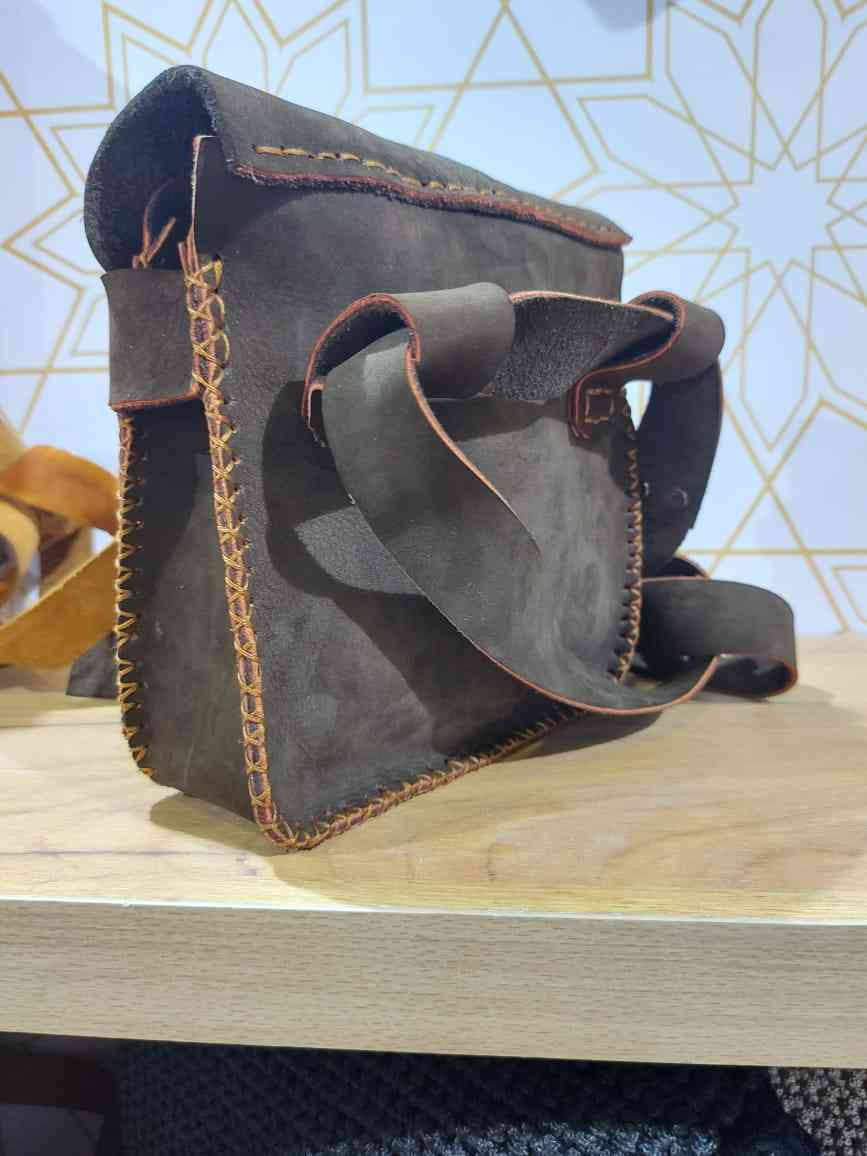 A bag in the middle of genuine leather, waxed oil