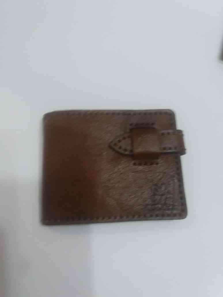 Cow leather wallet, caramel design with tongue, zip pocket, and card slot