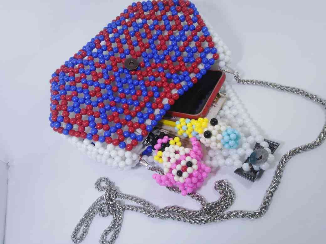 Women's bag of beads with a chain hand