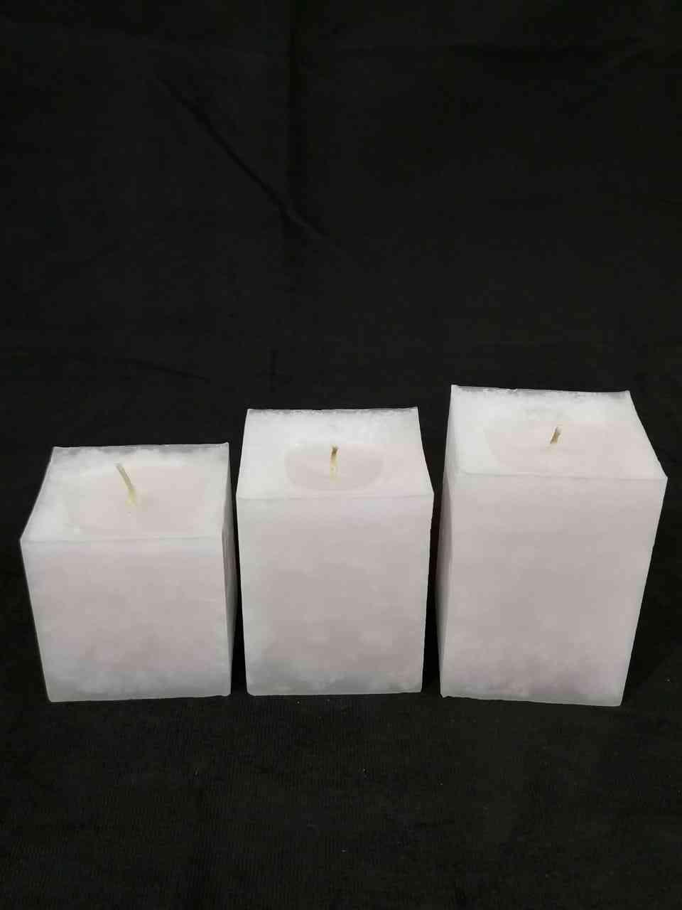 Candle Square set with the smell of vanilla