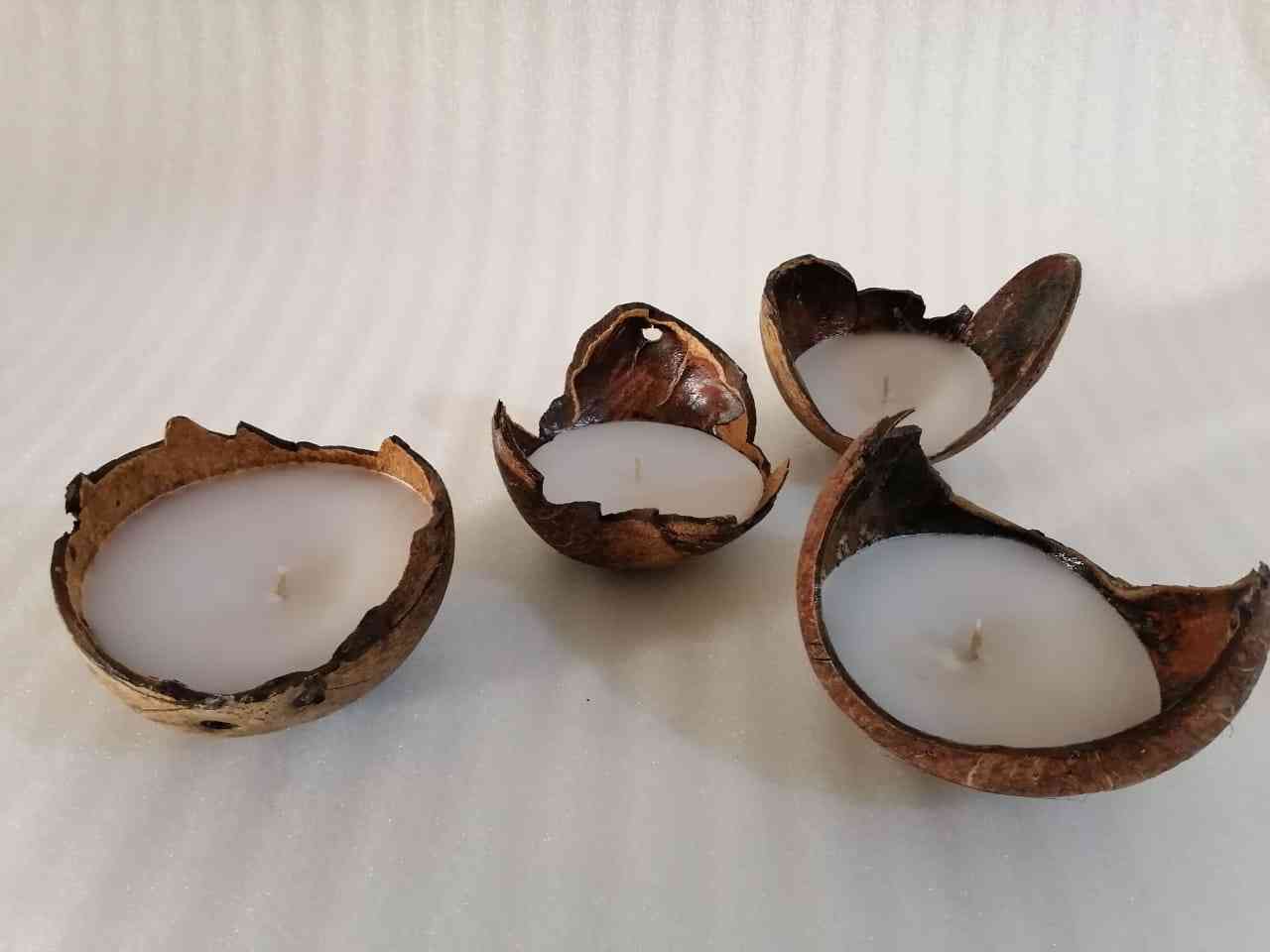 Candle set inside coconut wood with the scent of coconut