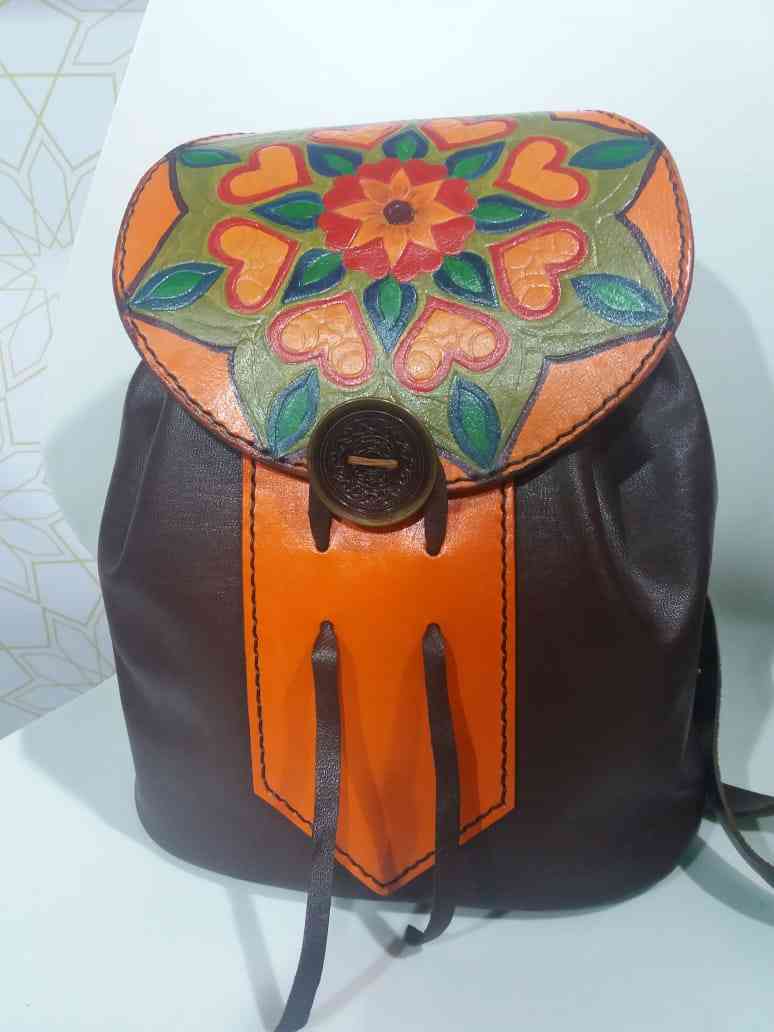 Un bolso pintado a mano de cuero natural.