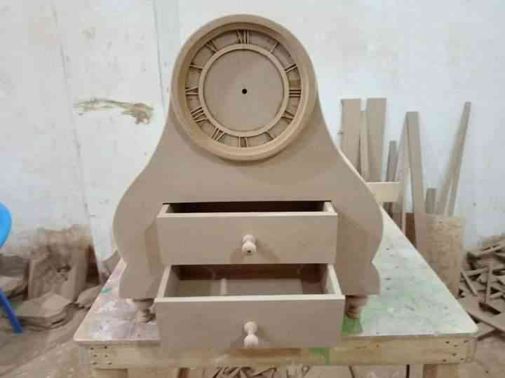 Reloj buffet de madera hecho a mano