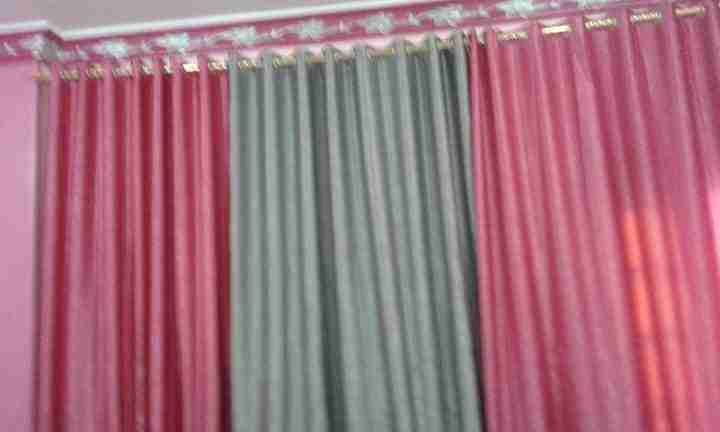 La cortina es de felpa de material clásico.