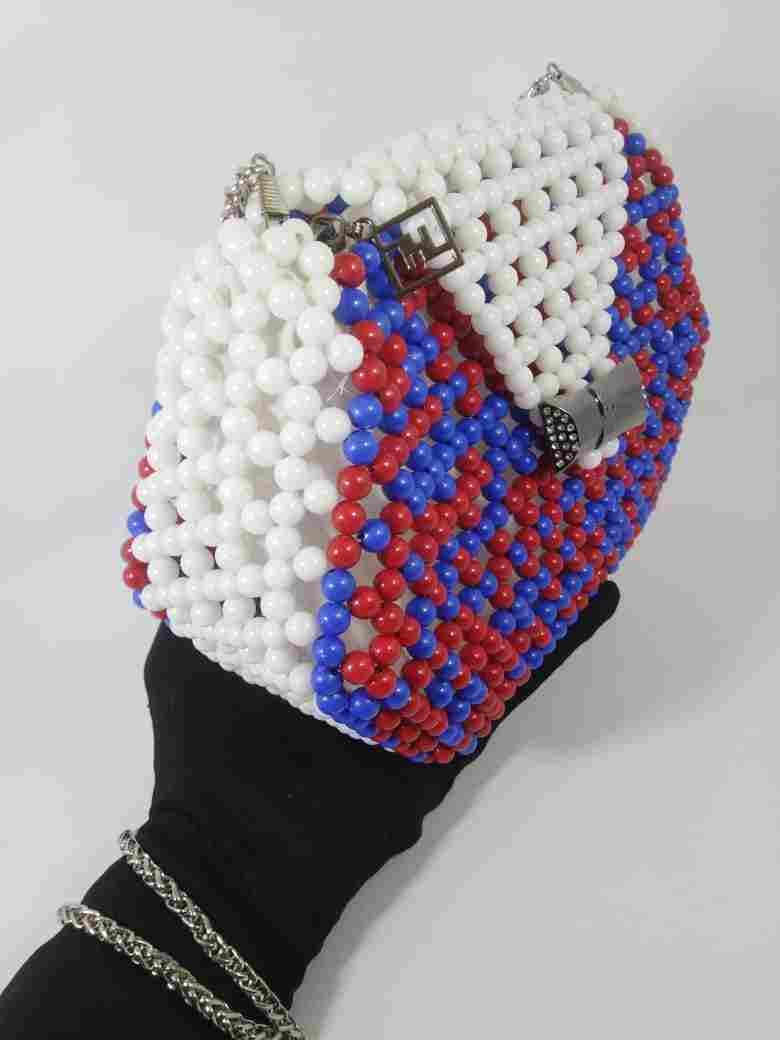 Women's bag of beads with a chain hand