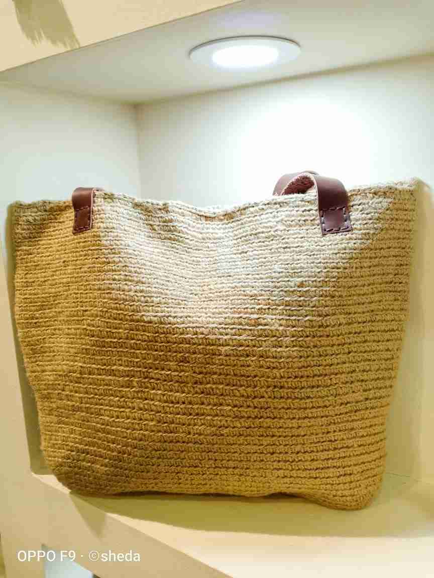 Un bolso de crochet de arpillera,  mano de cuero natural. tamaño grande