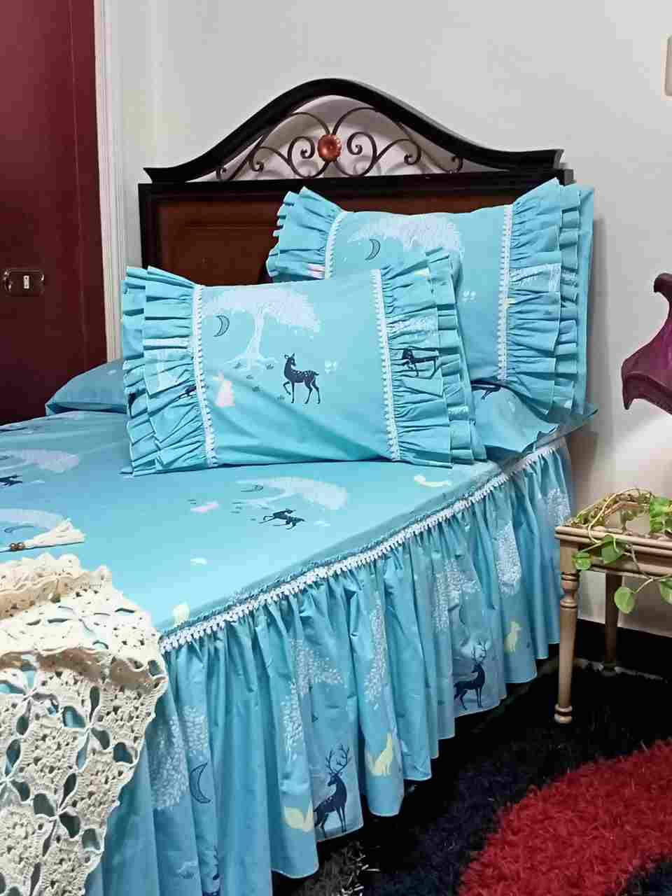 Bed set consisting of a sheet, Corniche decoration both sides a long pillow and 2 pillows
