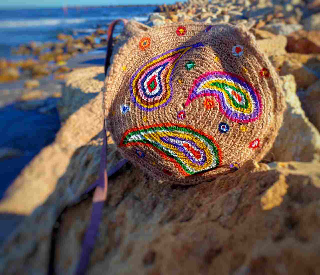  Circular burlap crochet bag ...... Hand ...... made of natural leather