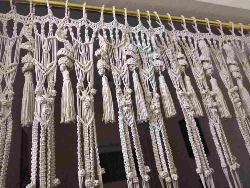 Curtain macrame in crocheted