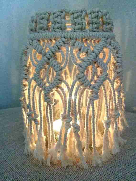 Its lighting units are made of macramé thread