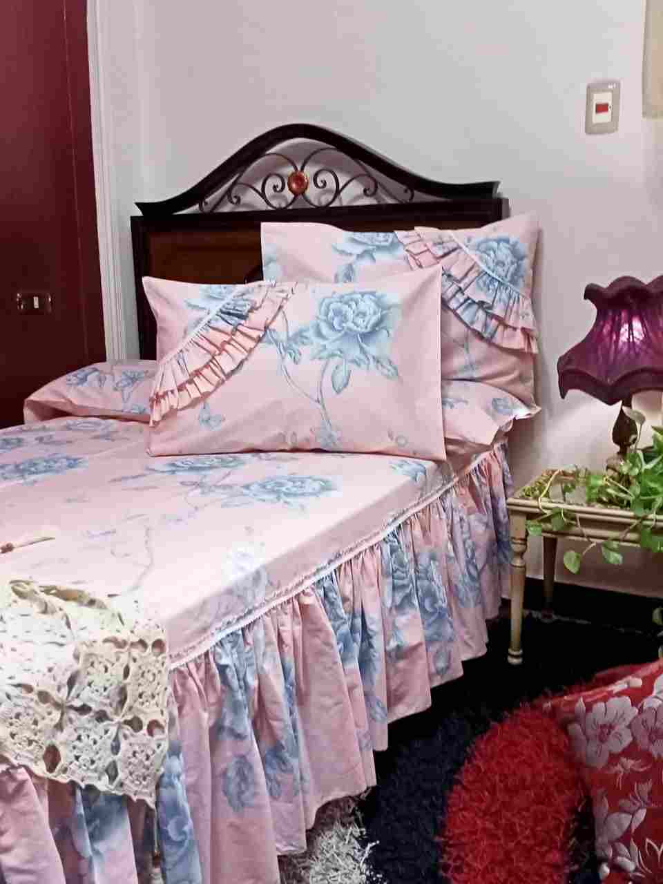 Bed set consisting of a sheet, Corniche decoration one sides a long pillow and Cushion
